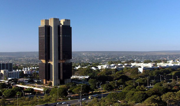 Na ata do Copom, o Banco Central afirmou que o cenário de convergência da inflação para o centro da meta em 2016 tem se fortalecido, mas as ações no combate à alta dos preços não se mostram suficientes, ao mesmo tempo em que piorou sua visão sobre o aumento de preços neste ano