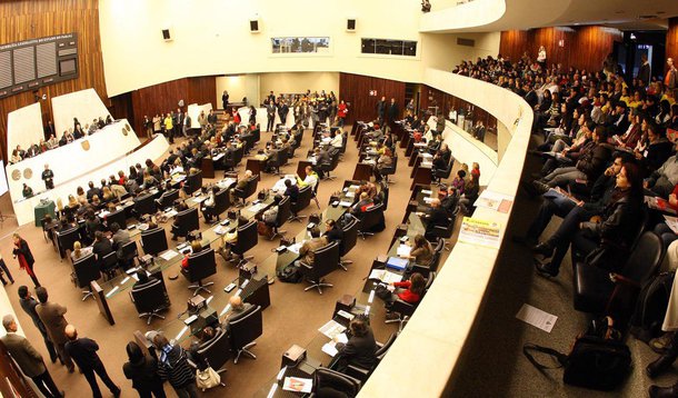 A votação do novo Regimento Interno da Assembleia Legislativa do Paraná (ALEP) só será feita na próxima legislatura; as novas normas, que desde abril deste ano foram criadas por uma Comissão Especial, estão causando polêmica e dificultando o entendimento; é o caso da proibição da reeleição para a Mesa Diretora e o fim das Comissão Geral