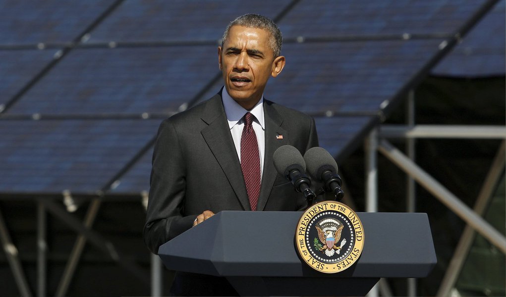 Um grupo de hackers russos invadiu parte dos e-mails do presidente americano, em outubro do ano passado; reportagem do jornal "New York Times" informou que o e-mail invadido faz parte das correspondências não confidenciais do presidente, porém sinalizam que a brecha de segurança no sistema da Casa Branca foi muito mais ampla do que as autoridades americanas admitiram; "É o ângulo russo da história que é particularmente preocupante", afirmou uma autoridade americana ao jornal