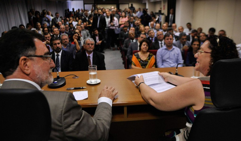 Ao ser empossada pelo ministro do Desenvolvimento Agrário, Patrus Ananias, a presidenta do Instituto Nacional de Colonização e Reforma Agrária (Incra), Maria Lúcia de Oliveira Falcón, disse estar comprometida com a desburocratização de processos de assentamentos. É a primeira vez que uma mulher ocupa o de presidente do instituto; "Não basta reforma agrária: temos de dar [aos assentados] acesso à infraestrutura, à educação e à capacitação", disse
 