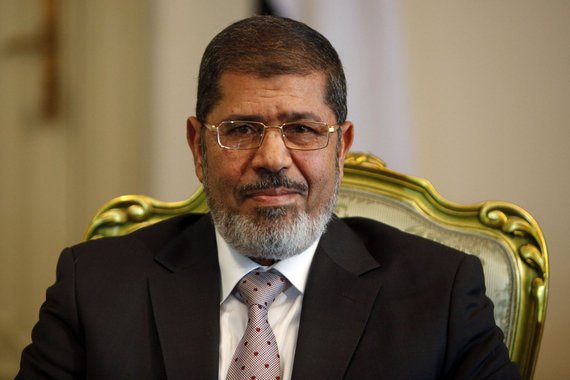 O líder da Irmandade Muçulmana Mohamed Mursi foi condenado nesta terça a 20 anos de prisão por acusações decorrentes da morte de manifestantes, quase três anos depois de se tornar o primeiro presidente eleito livremente no Egito; Mursi estava em uma jaula no tribunal quando o juiz Ahmed Youssef Sabry leu a sentença contra ele e outros 12 membros da Irmandade, incluindo figuras importantes da organização como Mohamed el-Beltagy e Essam el-Erian
