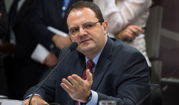 O ministro do Planejamento, Orçamento e Gestão, Nelson Barbosa, disse que diferenças entre as propostas apresentadas pela presidenta Dilma Rousseff na campanha de 2014 e as ações implementadas no início do segundo mandato são naturais; segundo ele, isso se deve às mudanças conjunturais do país e à constante necessidade de o governo reavaliar periodicamente as políticas econômicas; "Reavaliações de políticas econômicas não são monopólios de um único partido nem de um único governo. São importantes para que a política econômica se adapte aos desafios que são criados", disse 