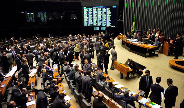 A Mesa Diretora da Câmara aprovou hoje (25) o reajuste em diversas verbas parlamentares, incluindo a de gabinete, que passa de R$ 78 mil para R$ 92.053,00 mensais; o chamado cotão (verba indenizatória) teve reajuste de 8%; pacote de medidas aprovado pela Mesa faz parte das promessas de campanha do deputado Eduardo Cunha (PMDB-RJ) para a presidência da Câmara; Mesa aprovou um dispositivo estabelecendo que as mulheres dos deputados terão direito a usar passagens áreas pagas pela Casa entre seus estados de origem e Brasília