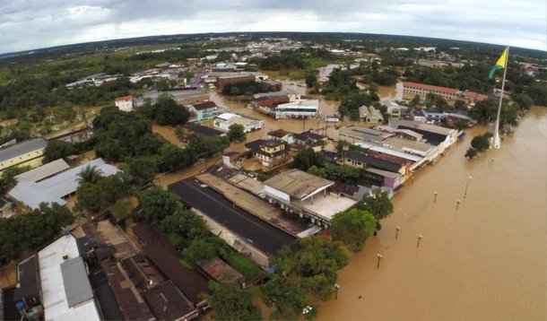 A Defesa Civil do Acre confirmou nesta quinta-feira, 5, a morte de dois moradores de Rio Branco, em decorrência da enchente do Rio Acre que atinge a capital acriana; “[Eles] estavam fazendo mudança dos móveis, dentro das residências, quando sofreram essa descarga elétrica. Então uma foi uma senhora de 64 anos que estava mudando seus móveis, elevando seus móveis, para tentar salvá-los e aconteceu esse acidente. O outro foi um senhor que estava ajudando a família na mudança e acabou acontecendo também a descarga elétrica e ele veio a óbito”, disse a Defesa Civil do Estado; enchente é a maior da história do Acre; já são 9 mil desabrigados