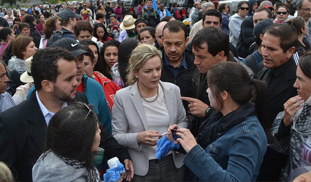 Senadora Gleisi Hoffmann (PT-PR) solicitou uma audiência pública na Comissão de Direitos Humanos do Senado e da Câmara, já aprovada, para que o governo Beto Richa (PSDB) explique a violência contra os professores; "Queremos que o governador, o secretário de Segurança e o comandante da PM venham aqui explicar porque agiram com tanta truculência. Além disso, vamos fazer uma denúncia junto à Anistia Internacional de Direitos Humanos", disse; "O estado do Paraná está de luto, está de luto pela forma como foram tratados os professores"