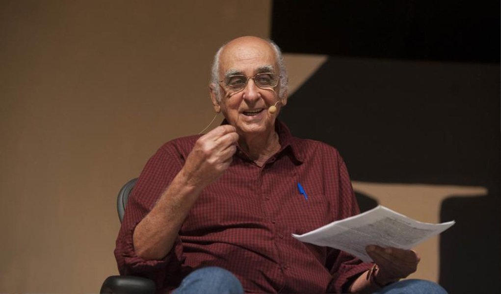 O escritor e jornalista Zuenir Ventura foi eleito nesta quinta-feira 30, em primeiro escrutínio, para ocupar a cadeira 32 da Academia Brasileira de Letras, substituindo o dramaturgo, poeta e romancista Ariano Suassuna, morto no dia 23 de julho deste ano