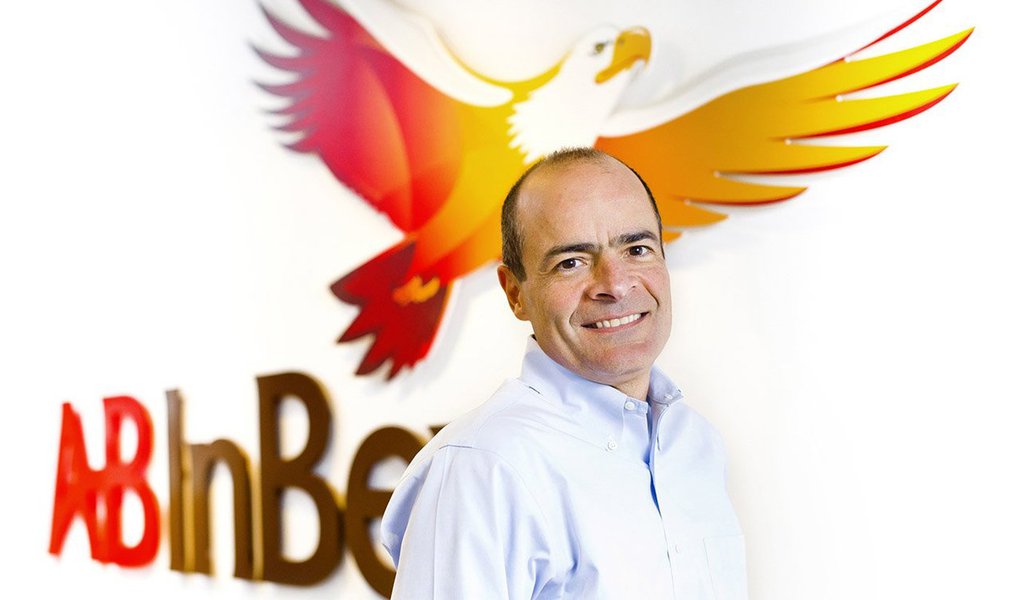Maior grupo cervejeiro do mundo confirma investimento de R$ 3 bilhões neste ano: "Continuamos otimistas com o país porque reconhecemos que seus fundamentos o fazem ser um grande mercado para um negócio como o nosso''; as vendas da companhia cresceram 11,2% em 2014