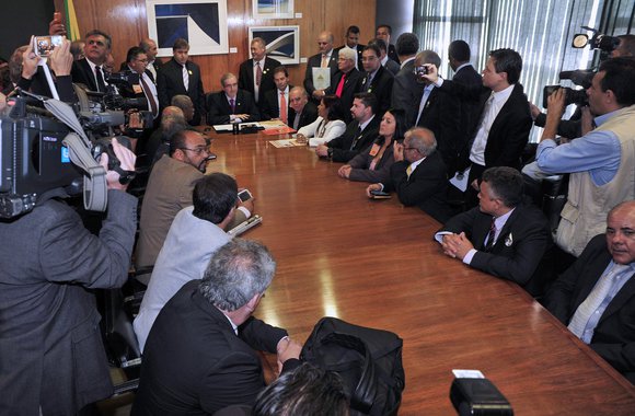 Representantes de centrais sindicais se reuniram hoje com os presidentes da Câmara e do Senado para pedir que as medidas provisórias (MPs) 664 e 665 - que estipulam novas regras para o acesso a benefícios trabalhistas como seguro-desemprego, seguro-defeso e pensão por morte - não sejam apreciadas; sindicalistas querem que elas sejam devolvidas ao Executivo sem serem votadas sequer nas comissões especiais