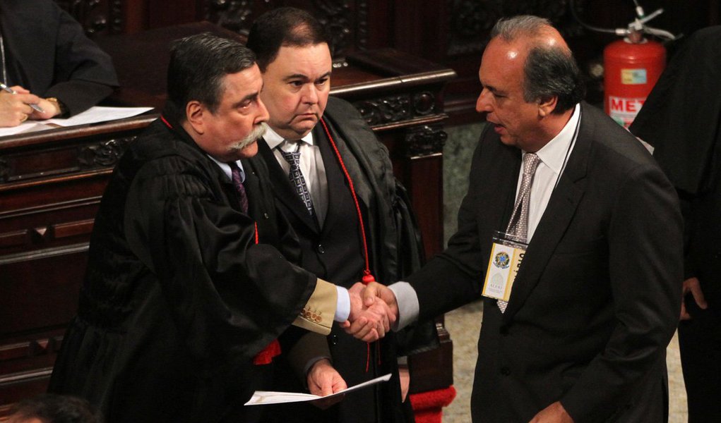 O governador reeleito do Rio de Janeiro, Luiz Fernando Pezão (PMDB), foi diplomado na manhã desta segunda-feira (15) na Assembleia Legislativa do Rio de Janeiro (Alerj), assim como os demais candidatos eleitos, e os seus suplentes; Francisco Dornelles (PP-RJ) foi diplomado vice-governador e ex-jogador Romário (PSB) recebeu o diploma de senador; Pezão falou sobre a composição do seu governo; "Neste primeiro momento, o PT está fora. Eles não fizeram parte da aliança, embora eu tenha tido apoio de cinco deputados do partido na minha campanha", afirmou, durante a solenidade