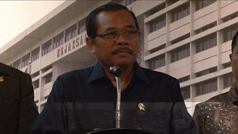 Procurador-geral da Indonésia, Muhammad Prasetyo, pediu respeito às leis do país neste domingo (18) em entrevista a imprensa local, diante das críticas pelo fuzilamento do brasileiro Marco Archer Cardoso Moreira, de 53 anos, além de uma indonésia, um holandês, dois nigerianos e um vietnamita; "Podemos entender a reação do mundo e dos países que tem cidadãos que foram executados. No entanto, cada país deve respeitar as leis que se aplicam em nosso país. Acho que se compreenderá que a pena de morte está vigente na Indonésia", disse