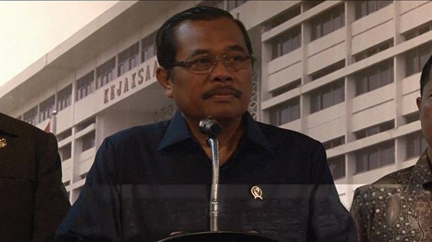 Procurador-geral da Indonésia, Muhammad Prasetyo, pediu respeito às leis do país neste domingo (18) em entrevista a imprensa local, diante das críticas pelo fuzilamento do brasileiro Marco Archer Cardoso Moreira, de 53 anos, além de uma indonésia, um holandês, dois nigerianos e um vietnamita; "Podemos entender a reação do mundo e dos países que tem cidadãos que foram executados. No entanto, cada país deve respeitar as leis que se aplicam em nosso país. Acho que se compreenderá que a pena de morte está vigente na Indonésia", disse