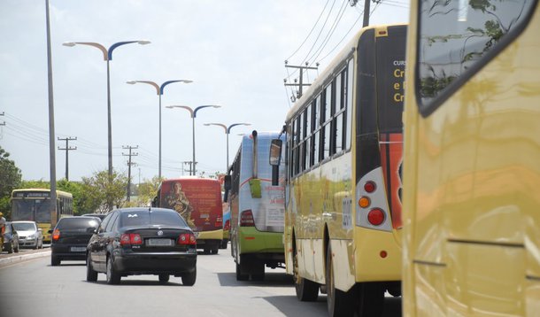 O Tribunal Regional do Trabalho do Paraná (TRT-PR) determinou a volta imediata de 80% da frota de ônibus de Curitiba e Região Metropolitana às ruas; os motoristas e cobradores estão em greve devido ao atraso de pagamento do chamado vale, o adiantamento quinzenal que a categoria recebe; a paralisação atinge mais de 2 milhões de pessoas que dependem diariamente do serviço