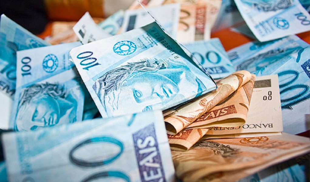 Queda na arrecadação e o aumento de gastos levaram o governo federal a reduzir para R$ 10,101 bilhões a estimativa de superávit primário para este ano; meta anterior para o Governo Central (Tesouro Nacional, Previdência Social e Banco Central) correspondia a R$ 80,774 bilhões; números foram divulgados nesta sexta (21) pelo Ministério do Planejamento, que liberou a nova versão do Relatório de Avaliação de Receitas e Despesas Primárias