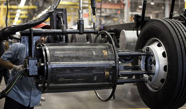 Avanço do Índice de Atividade Econômica do Banco Central (IBC-Br), divulgado nesta quinta-feira, é registrado na comparação com julho, quando havia subido 1,52%; na comparação com agosto de 2013, o IBC-Br recuou 0,15% e acumula alta de 0,93% em 12 meses, ainda segundo o BC