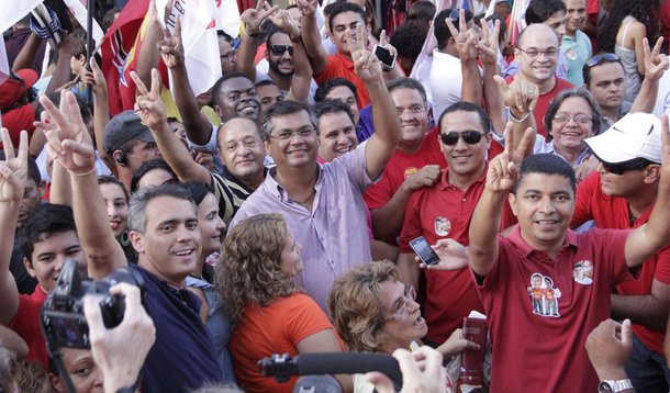 Pesquisa aponta que o candidato da coligação Todos Pelo Maranhão será eleito com ampla margem neste domingo (5); o candidato da família Sarney, Edinho Lobão, aparece com 27,6% dos votos válidos; levantamento foi realizado entre os dias 29 de setembro e 2 de outubro e ouviu 2 mil eleitores; para o Senado, Roberto Rocha tem 34,4% e Gastão Vieira, 27,7%