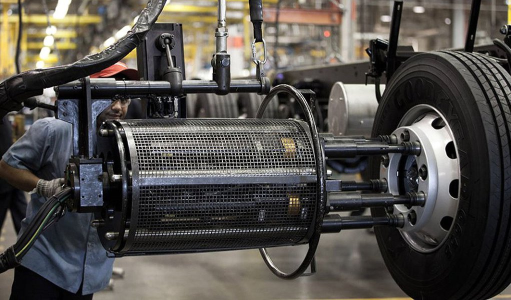 Avanço do Índice de Atividade Econômica do Banco Central (IBC-Br), divulgado nesta quinta-feira, é registrado na comparação com julho, quando havia subido 1,52%; na comparação com agosto de 2013, o IBC-Br recuou 0,15% e acumula alta de 0,93% em 12 meses, ainda segundo o BC