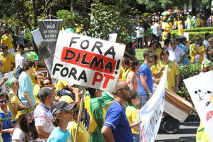 No troca-troca de máscaras das manifestações realizadas após a eleição de 2014, ao se retirar a primeira delas de forma efetiva, o golpismo apareceu de maneira reveladora