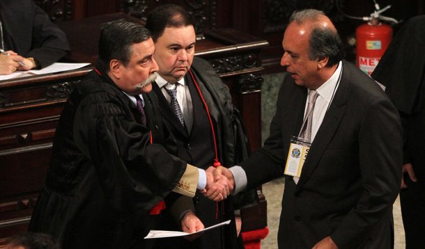 O governador reeleito do Rio de Janeiro, Luiz Fernando Pezão (PMDB), foi diplomado na manhã desta segunda-feira (15) na Assembleia Legislativa do Rio de Janeiro (Alerj), assim como os demais candidatos eleitos, e os seus suplentes; Francisco Dornelles (PP-RJ) foi diplomado vice-governador e ex-jogador Romário (PSB) recebeu o diploma de senador; Pezão falou sobre a composição do seu governo; "Neste primeiro momento, o PT está fora. Eles não fizeram parte da aliança, embora eu tenha tido apoio de cinco deputados do partido na minha campanha", afirmou, durante a solenidade