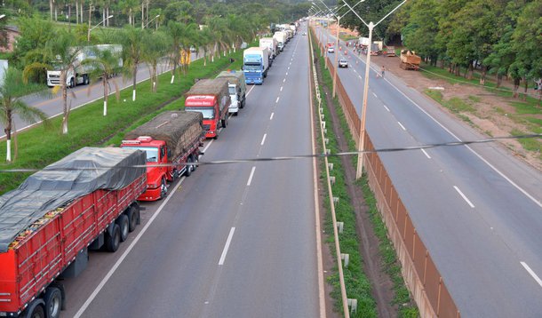 O Governo Federal convocou uma reunião nesta terça-feira para discutir no Palácio do Planalto a paralisação de caminhoneiros que bloqueia várias estradas do Brasil há cerca de uma semana; pelo menos três ministros devem participar da reunião para discutir o assunto: Antonio Carlos Rodrigues (Transportes), José Eduardo Cardozo (Justiça) e Miguel Rossetto (Secretaria Geral da Presidência da República)