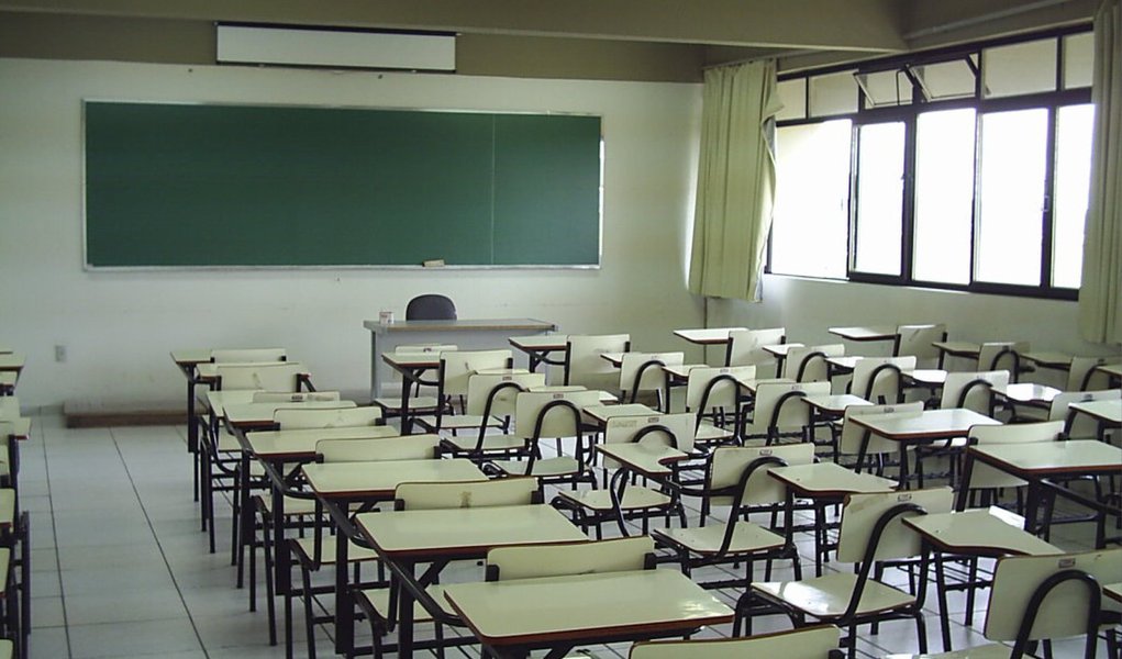 O Governo do Distrito Federal informou que o início do ano letivo nas escolas públicas será atrasado em duas semanas; o anúncio acontece logo após os professores da rede estadual ameaçarem atrasar o inícios das aulas, previsto para o dia 9 de fevereiro, em decorrência do atraso do pagamento dos salários da categoria