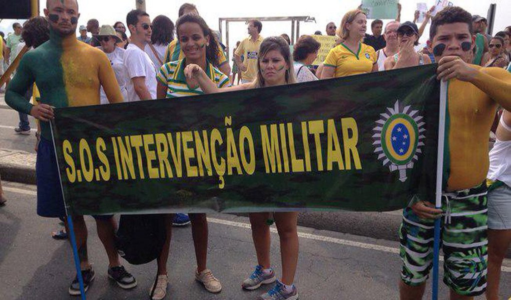 Estudante de engenharia Aramis Farias foi hostilizado pelos demais participantes do ato em Copacabana, que o acusaram de ser "infiltrado do PT"; "Eu não defendo o militarismo. É intervenção militar. É diferente de regime, é diferente de ditadura. É para que os militares entrem na política e corrijam o que está errado, pois a política está envolta em corrupção", defendeu-se
