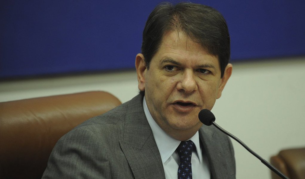 O ministro da Educação, Cid Gomes, pediu tranquilidade aos estudantes que estão tendo dificuldades para realizar o cadastramento no site do Fundo de Financiamento Estudantil (Fies); "Fiquem Tranquilos. Não precisa deste afobamento", disse o ministro ao participar de um evento nesta sexta-feira (27) no Pará; "O prazo do Fies é um prazo grande, portanto não precisa ter preocupação. Foi aberto no início desta semana, e irá ficar até 30 de abril. Podem ficar tranquilos", assegurou