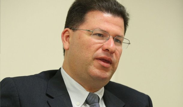 O candidato a senador pelo PSOL no Distrito Federal, Aldemário Araújo, decidiu compartilhar em tempo real as doações e os gastos de sua campanha para se diferenciar dos demais candidatos. A lei obriga que a prestação de contas seja feita três vezes ao longo das eleições; em seu site, o candidato publica uma cópia do extrato bancário da conta da campanha com a descrição dos gastos