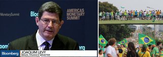Em Nova York, ao ser questionado sob os protestos contra o governo, o ministro da Fazenda exaltou a liberdade de expressão reconquistada pelos brasileiros; disse ainda que quem conhece a fundo sabe que o Brasil é transparente e onde tudo é debatido, “onde o governo presta contas de tudo que faz, tem eleições regulares, e onde as pessoas que fazem o que é errado são presas”; sabatinado na Cúpula das Américas de Política Monetária, evento promovido pela agência de notícias Bloomberg, o ministro disse ainda que a divulgação do balanço da Petrobras será um passo importantíssimo na reconstrução da empresa e que país tem, sim, condições de alcançar este ano a meta de superávit primário de 1,2% do PIB