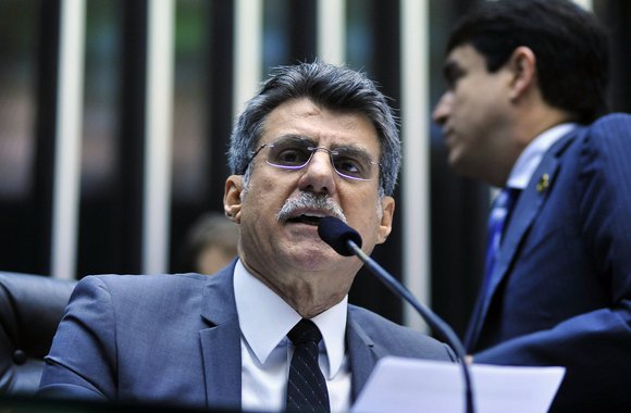 Texto da Lei de Diretrizes Orçamentárias aprovado nesta manhã incorpora a mudança na meta de superávit primário, anunciada pelo governo na semana passada, e o orçamento impositivo das emendas individuais de deputados e senadores; com esta medida, as sugestões dos parlamentares serão obrigatoriamente executadas ao longo do ano; votações da sessão são feitas pelo senador Romero Jucá (PMDB-RR)