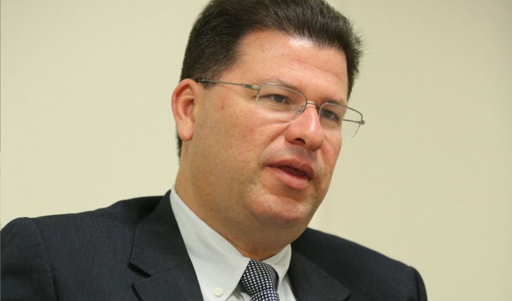 O candidato a senador pelo PSOL no Distrito Federal, Aldemário Araújo, decidiu compartilhar em tempo real as doações e os gastos de sua campanha para se diferenciar dos demais candidatos. A lei obriga que a prestação de contas seja feita três vezes ao longo das eleições; em seu site, o candidato publica uma cópia do extrato bancário da conta da campanha com a descrição dos gastos