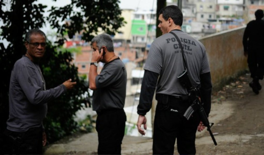 A Polícia Civil prendeu 16 pessoas envolvidas na prática de milícia, na zona norte do Rio de Janeiro, e apreendeu um fuzil, três veículos de luxo, uma granada, 2 mil munições de uso exclusivo das Forças Amadas, além de coletes e documentos que comprovam a prática desempenhada pela quadrilha; na ação, os agentes estouraram também dois bingos clandestinos; de acordo com o titular da Delegacia de Repressão às Ações Criminosas Organizadas e Inquéritos Especiais (Draco), delegado Alexandre Capote, a quadrilha movimentava em torno de R$ 1 milhão por mês