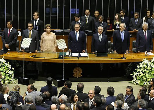 É razoável para o brasileiro mediano, que vê, por exemplo, seu direito ao seguro-desemprego se distanciar de seis meses para 18 meses de carência com as novas regras, se perguntar por que o Brasil não utiliza parte desta poupança para sair do aperto