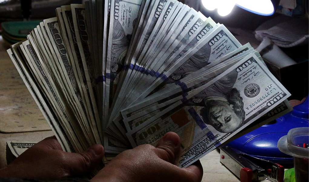 O dólar chegou a subir mais de 2% nesta terça-feira e foi negociado a R$ 2,83 pela primeira vez em mais de dez anos, refletindo o estresse do mercado com a possibilidade de a Grécia deixar a zona do euro e com a desaceleração econômica da China