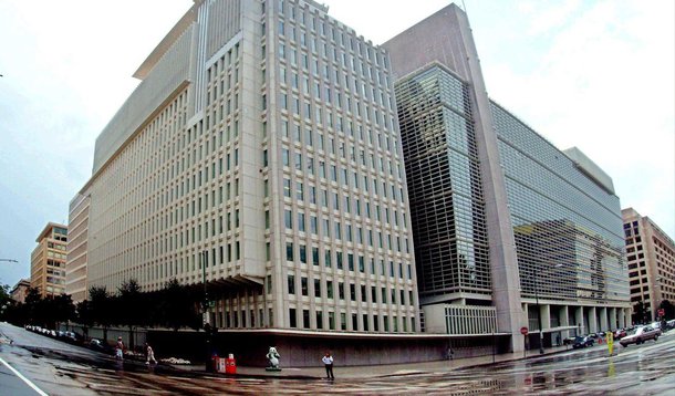 O Banco Mundial reduziu nesta terça (13) sua previsão de crescimento global para 2015 e no próximo ano devido a perspectivas econômicas decepcionantes para a zona do euro, Japão e Brasil, entre outras economias emergentes, que anularam o benefício de preços mais baixos do petróleo; o crescimento do PIB mundial deve chegar a 3,3% em 2016, ante previsão de 3,5% em junho, e desacelerar para 3,2% em 2017, disse a instituição; "A economia global está em um momento desconcertante", disse o economista-chefe do Banco Mundial, Kaushik Basu