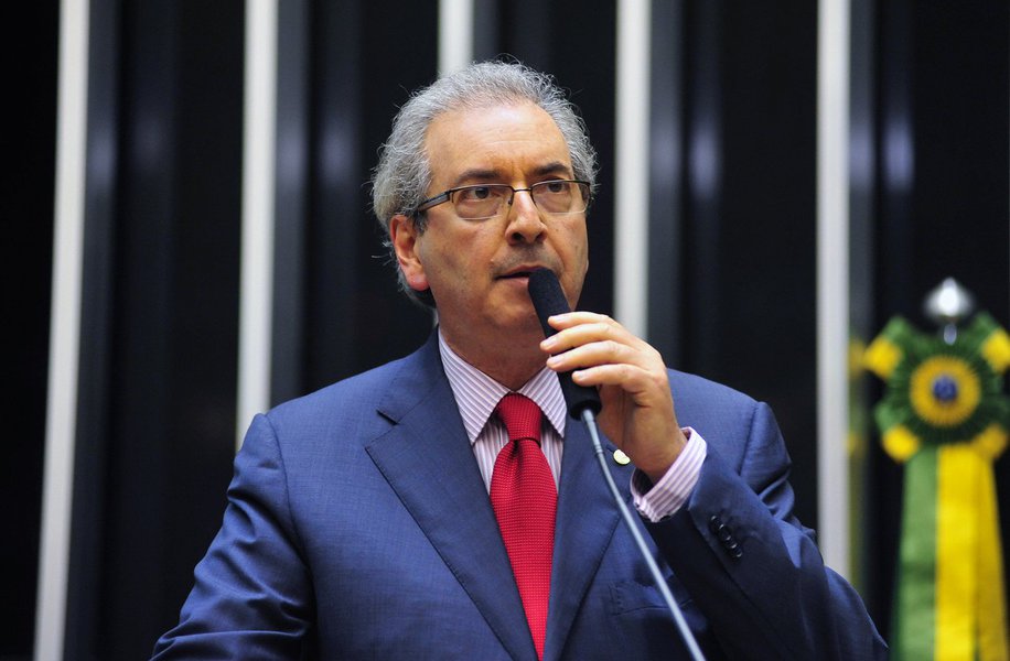 Deputados do PSDB querem obter do colega Eduardo Cunha (PMDB-RJ) a garantia de que, se tiver o apoio dos tucanos em sua campanha à presidência da Câmara, aceitará um eventual pedido de impeachment da oposição no ano que vem; esse é um dos argumentos para que a bancada petista rejeite com força o nome do peemedebista: o cargo prevê poder sobre as CPIs e pedidos de impeachment