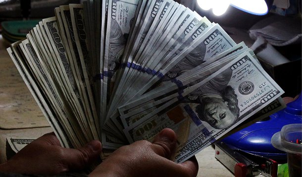 O dólar chegou a subir mais de 2% nesta terça-feira e foi negociado a R$ 2,83 pela primeira vez em mais de dez anos, refletindo o estresse do mercado com a possibilidade de a Grécia deixar a zona do euro e com a desaceleração econômica da China