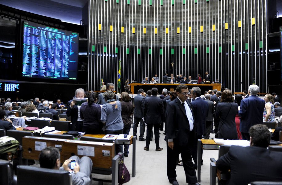 Câmara terá espécie de "recesso branco" durante a última semana antes do segundo turno das eleições; ao retornar, na última semana de outubro, poderá analisar, entre outros temas, a criação de adicional noturno para policiais e bombeiros; o aumento de repasses ao FPM; e a aposentadoria integral para servidor aposentado por invalidez