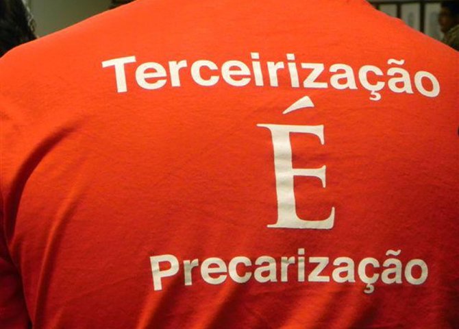 Jogar esses trabalhadores na vala comum de uma livre terceirização serve apenas para que haja o rebaixamento da mão de obra e do investimento em saúde e segurança, deixando-os em piores condições de trabalho