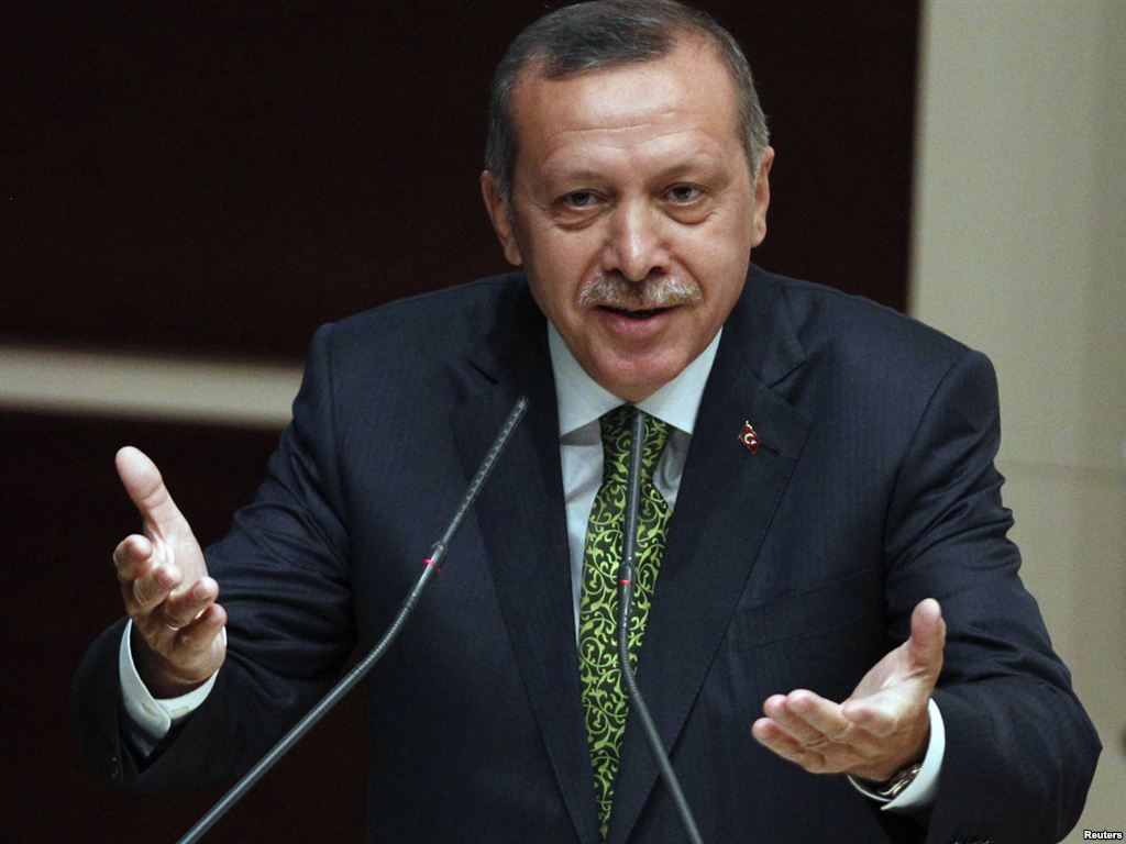 Presidente turco Tayyip Erdogan afirmou neste domingo )21) que nenhum resgate foi pago pela libertação de reféns turcos mantidos pelo Estado Islâmico no Iraque e que isso foi resultado de negociações diplomáticas e políticas; agentes da inteligência turca levaram 46 reféns sequestrados por militantes do Estado Islâmicos no norte do Iraque de volta à Turquia no sábado após mais de três meses, no que Erdogan descreveu como uma operação de resgate secreta; eles foram sequestrados no consulado turco em Mosul em 11 de junho durante avanço dos insurgentes sunitas