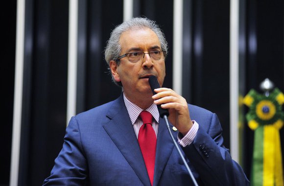 Deputados do PSDB querem obter do colega Eduardo Cunha (PMDB-RJ) a garantia de que, se tiver o apoio dos tucanos em sua campanha à presidência da Câmara, aceitará um eventual pedido de impeachment da oposição no ano que vem; esse é um dos argumentos para que a bancada petista rejeite com força o nome do peemedebista: o cargo prevê poder sobre as CPIs e pedidos de impeachment
