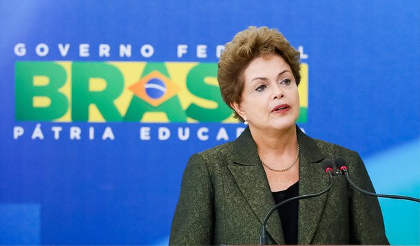 A presidente Dilma Rousseff não falará à população neste 1º de maio em cadeia nacional de rádio e TV; ela optou por outro espaço: a internet; a informação foi confirmada pelo ministro Edinho Silva, da Comunicação Social, nesta segunda (27); "Ela vai dialogar com trabalhadores e trabalhadoras pelas redes sociais. Em cadeia nacional, não", disse Edinho Silva; ele negou que a decisão tenha relação com os panelaços; "Primeiro, é uma forma de valorizarmos outros modais de comunicação. Segundo, a presidente não precisa se pronunciar em cadeia nacional", disse