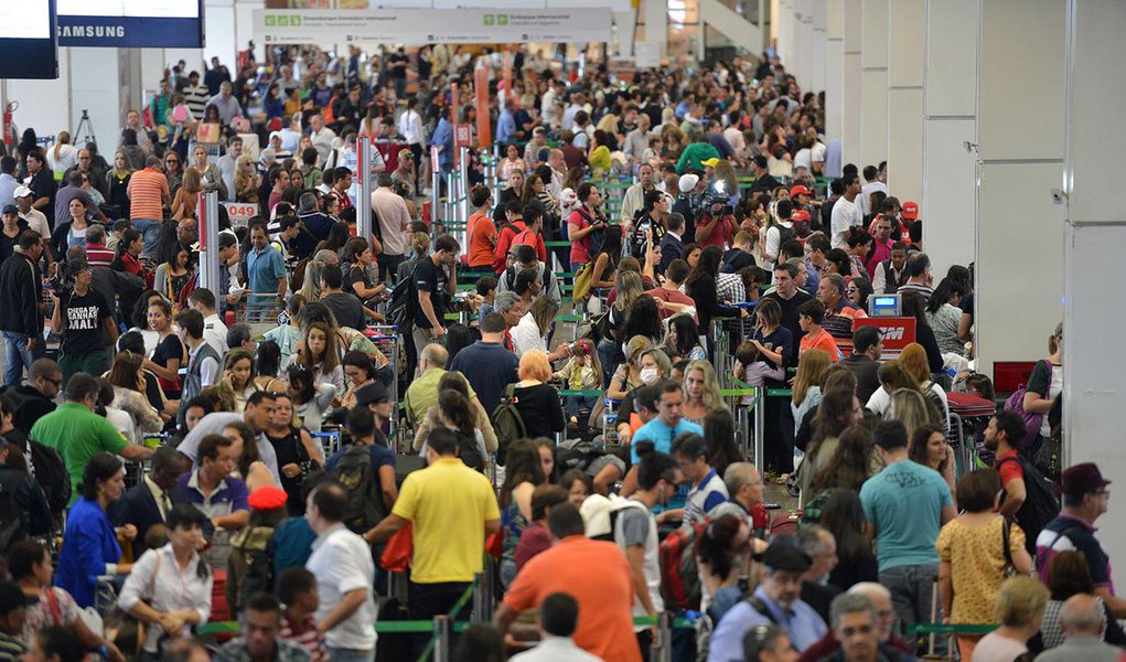 O Aeroporto de Brasília registrou um crescimento de 8,1% com a movimentação de 4,7 milhões de passageiros nos três primeiros meses deste ano; os dados são da Inframerica, consórcio que administra o terminal; o aeroporto bateu seu próprio recorde de movimentação de usuários em janeiro de 2015, com aproximadamente 1,8 milhão de passageiros entre embarques, desembarques e conexões