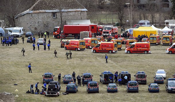 Investigadores franceses encerraram a busca por corpos nos Alpes, onde um avião da Germanwings caiu no mês passado matando todas as 150 pessoas a bordo; identificação das vítimas continuará agora através da análise de 150 conjuntos de DNA encontrados no local, o que pode levar várias semanas; promotores acreditam que o copiloto alemão Andreas Lubitz deliberadamente guiou a aeronave Airbus A320 para a encosta da montanha durante um voo de Barcelona para Dusseldorf, pulverizando a aeronave e tornando os esforços de recuperação extremamente complicados
