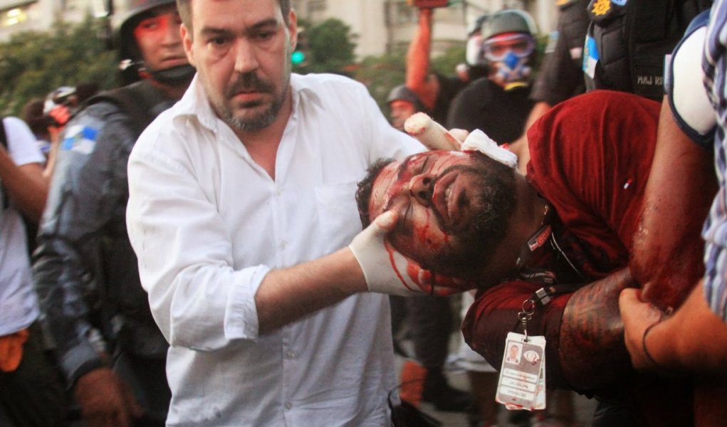 Ministério Público do Estado do Rio entrou com recursos especial no STJ e extraordinário no STF contra decisão da 8ª Câmara Criminal do TJ-RJ que reconheceu a inexistência de crime doloso contra a vida, na ação que provocou a morte do ex-cinegrafista da TV Bandeirantes Santiago Ilídio de Andrade; em nota, o MP diz que "a Câmara julgadora não interpretou corretamente as normas legais de regência" e que o acórdão retirou dos jurados a competência que somente eles têm de julgar crimes dolosos contra a vida; após a decisão do TJ, os réus Caio Silva e Fábio Raposo não vão mais a júri popular e deverão responder por explosão seguida de morte