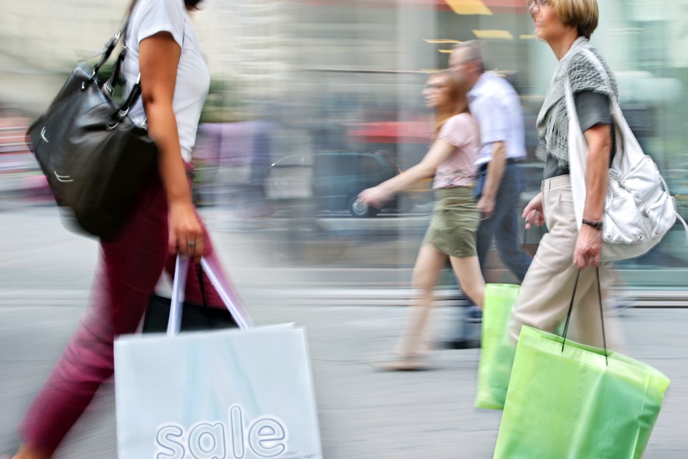 O índice de Intenção de Consumo das Famílias, medido pela Confederação Nacional do Comércio de Bens, Serviços e Turismo (CNC), caiu 6,9% em abril e atingiu o menor nível da série histórica; a CNC divulgou nesta segunda (20) o indicador, que recuou 17,8% em relação ao mesmo mês do ano passado; de acordo com a assessora econômica da CNC, Juliana Serapio, o indicador deste mês foi o primeiro da série histórica em que todos os componentes atingiram o menor patamar já registrado