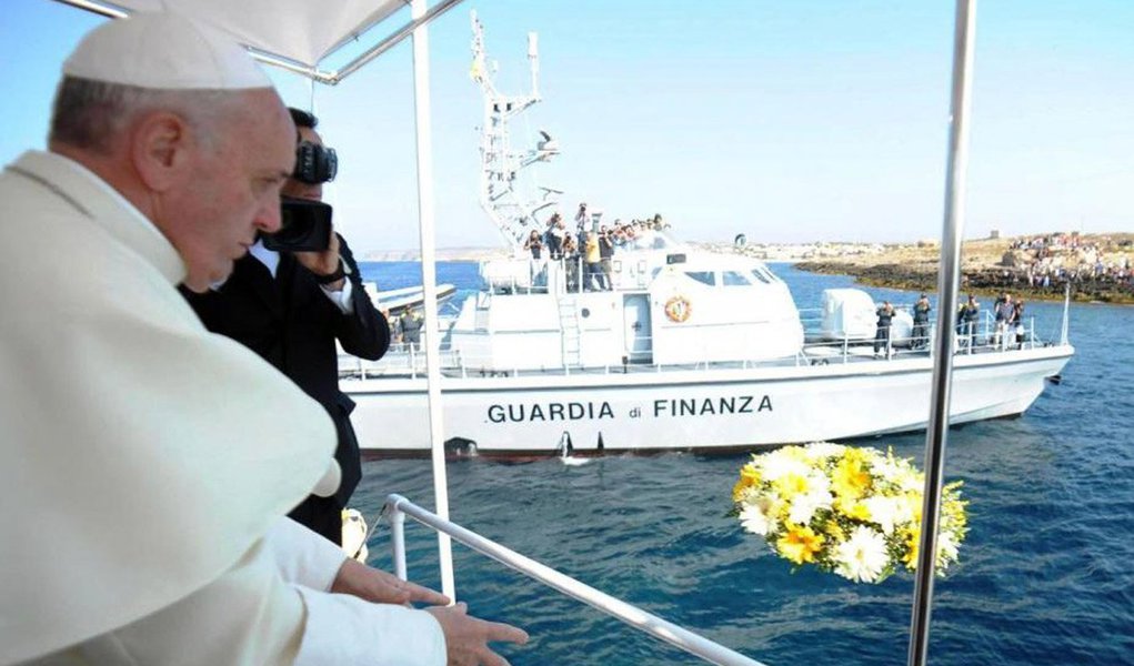 Mais de 11 mil pessoas desembarcaram na Itália nos últimos seis dias; ao menos 300 imigrantes, entre os quais 45 mulheres e 23 crianças, partiram da costa Líbia antes de serem resgatados pela polícia marítima italiana e foram levados para Pozzallo, na Sicília; para Francisco, que agradeceu os esforços de acolhimento do governo italiano, a comunidade internacional precisa se envolver amplamente nesta questão