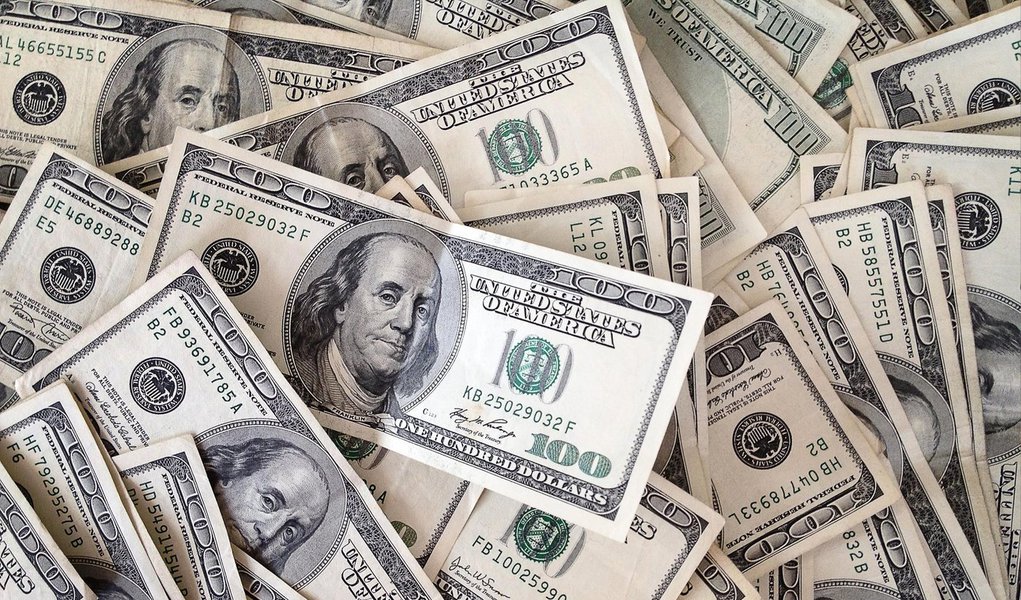 Em meio a tensões sobre a Grécia, o dólar subiu pela quarta sessão seguida e voltou a fechar no maior valor em mais de dez anos; o dólar comercial encerrou esta sexta-feira (20) vendido a R$ 2,879, com alta de 0,46%; a moeda norte-americana fechou no valor mais alto desde 25 de outubro de 2004 (R$ 2,884)
