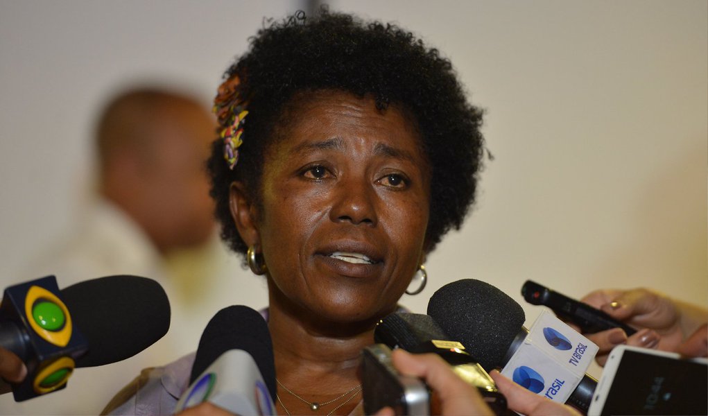 Militante do movimento negro, a advogada Josefina Serra dos Santos, Doutora Jô, disse ter sido alvo de racismo praticado por cinco policiais militares; Segundo ela, eles a abordaram e a revistaram com violência, ameaçando-a durante todo o tempo; o caso aconteceu no último dia 7, próximo ao Museu da República, na Esplanada dos Ministérios. O local fica a menos de 2 km do Congresso Nacional e a 7 km do Palácio do Buriti, sede do governo do DF