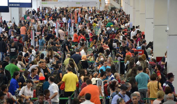 O Aeroporto de Brasília registrou um crescimento de 8,1% com a movimentação de 4,7 milhões de passageiros nos três primeiros meses deste ano; os dados são da Inframerica, consórcio que administra o terminal; o aeroporto bateu seu próprio recorde de movimentação de usuários em janeiro de 2015, com aproximadamente 1,8 milhão de passageiros entre embarques, desembarques e conexões