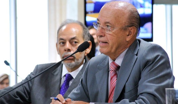 A Comissão de Constituição e Justiça (CCJ) do Senado aprovou nesta quarta-feira (29) o Projeto de Lei Complementar (PLC) 37/2013, que muda a Lei Antidrogas; um dos pontos principais da proposta torna clara a diferença entre usuário de traficante; pelo texto, usuário é quem porta drogas em quantidade suficiente para consumir por até cinco dias; no texto, além de acatar sugestões de parlamentares, o relator da matéria, senador Antônio Carlos Valadares (PSB-SE) considerou sugestões dadas pelo ex-presidente Fernando Henrique Cardoso; uma delas foi levar em conta avanços no debate sobre a descriminalização do uso de drogas